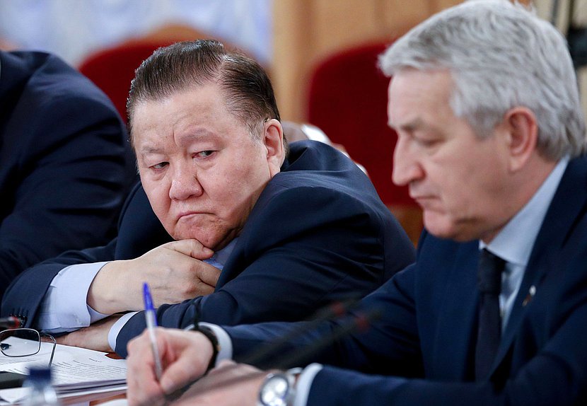 Первые заместители Председателя Комитета по охране здоровья Федот Тумусов и Леонид Огуль