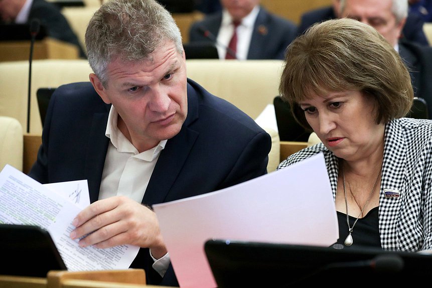 Член Комитета по охране здоровья Алексей Куринный и член Комитета по бюджету и налогам Вера Ганзя