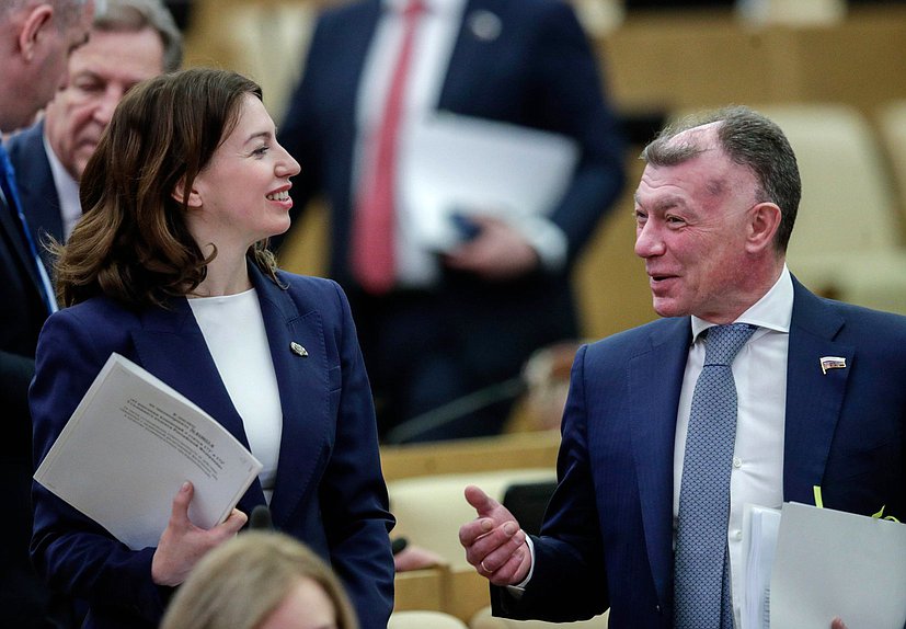 Первый заместитель Председателя Комитета по государственному строительству и законодательству Ирина Панькина и Председатель Комитета по экономической политике Максим Топилин