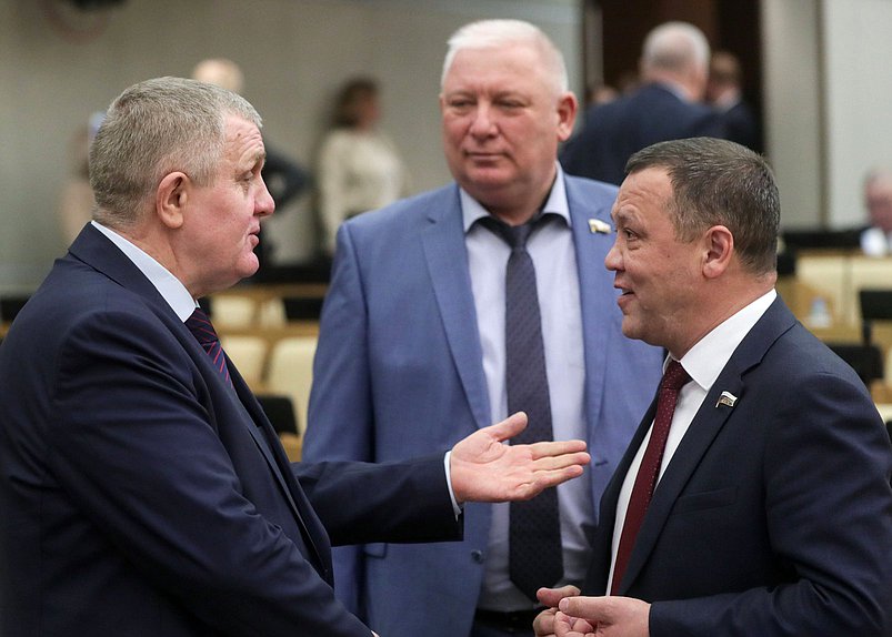 Первый заместитель Председателя Комитета по труду, социальной политике и делам ветеранов Николай Коломейцев, член Комитета по транспорту и развитию транспортной инфраструктуры Анатолий Вороновский и член Комитета по безопасности и противодействию коррупции Динар Гильмутдинов