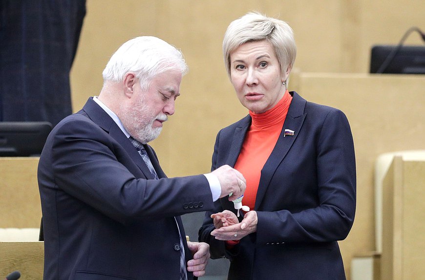 Первый заместитель Председателя Комитета по финансовому рынку Игорь Дивинский и член Комитета по труду, социальной политике и делам ветеранов Ольга Павлова