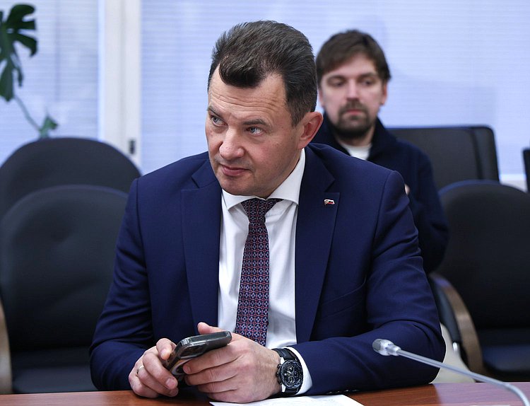 Член Комитета по транспорту и развитию транспортной инфраструктуры Роман Романенко
