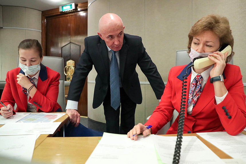 Первый заместитель Председателя Комитета по государственному строительству и законодательству Юрий Синельщиков