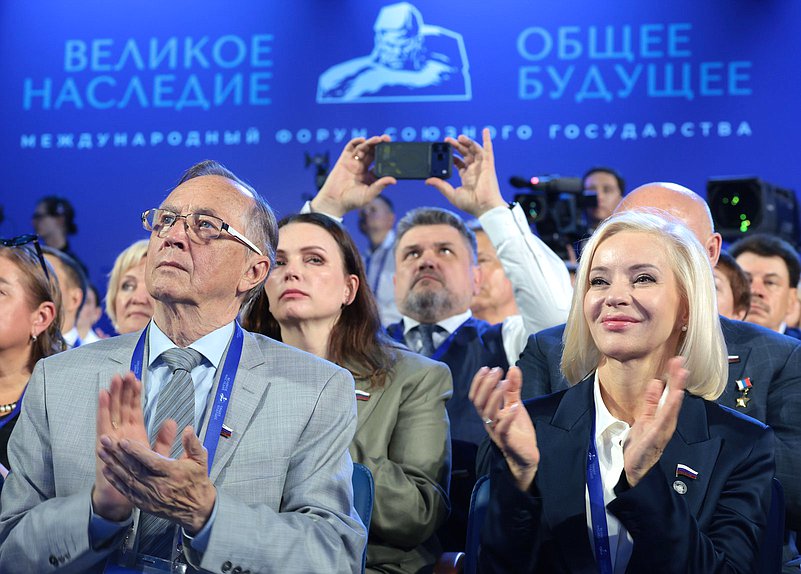 Первый заместитель Председателя Комитета по развитию гражданского общества, вопросам общественных и религиозных объединений Николай Бурляев и Председатель Комитета по культуре Ольга Казакова. Пленарное заседание Международного форума «Великое наследие — общее будущее»