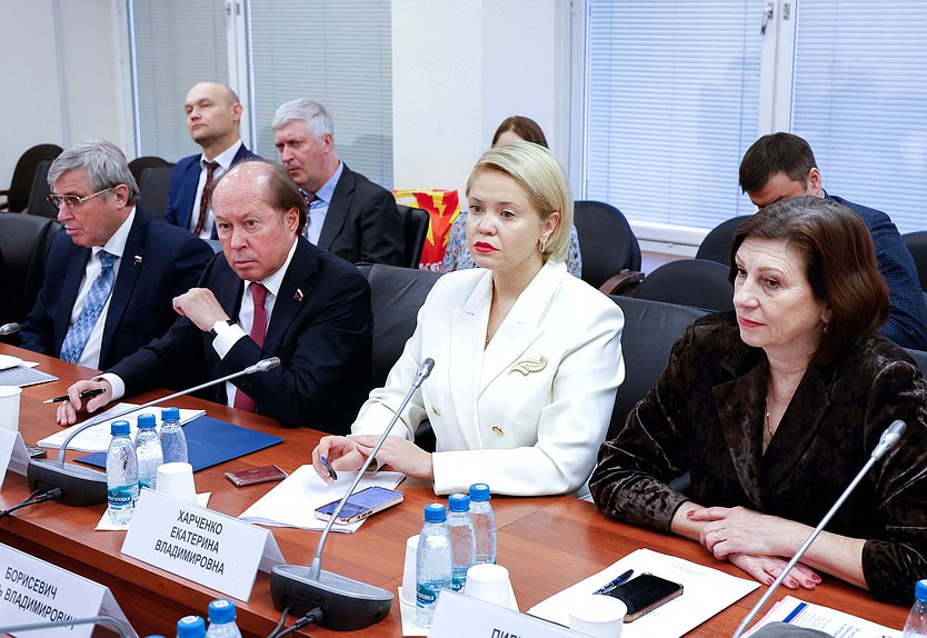 Первый заместитель Председателя Комитета по науке и высшему образованию Олег Смолин, заместители Председателя Комитета Владимир Кононов и Екатерина Харченко и член Комитета Ольга Пилипенко