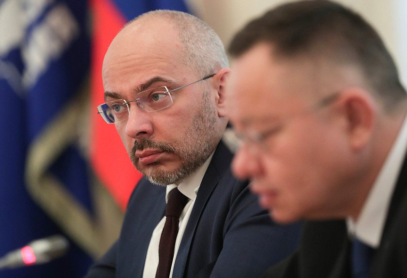 Председатель Комитета по природным ресурсам, собственности и земельным отношениям Николай Николаев