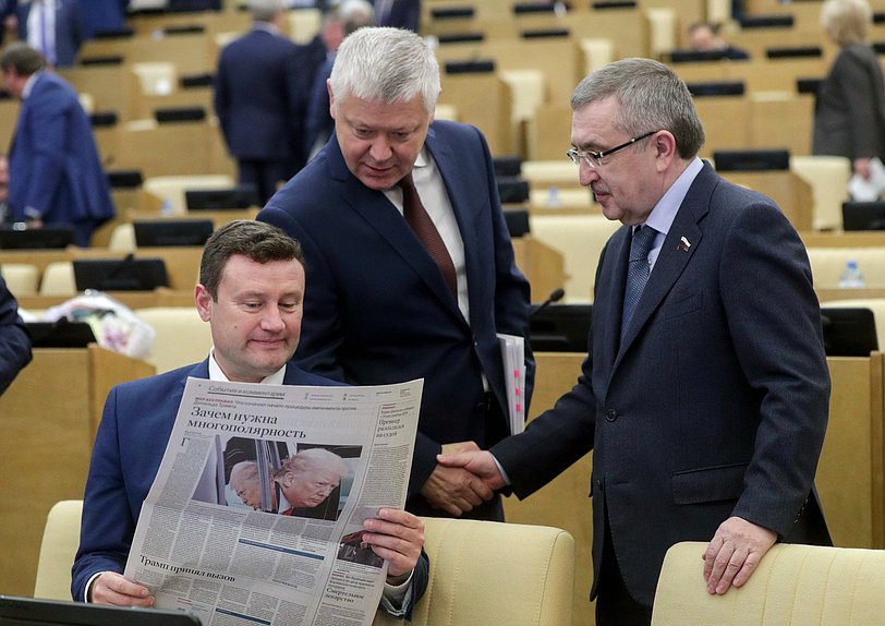 Член Комитета по финансовому рынку Алексей Изотов и Председатель Комитета по безопасности и противодействию коррупции Василий Пискарев
