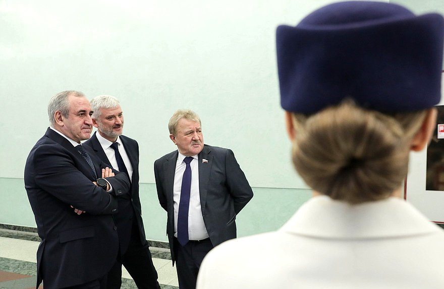 Заместитель Председателя Государственной Думы Сергей Неверов, Генеральный директор АО «Государственная транспортная лизинговая компания» Евгений Дитрих и Председатель Комитета по транспорту и развитию транспортной инфраструктуры Евгений Москвичев