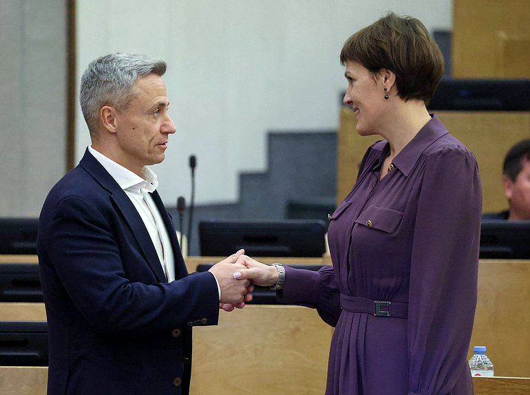 Заместитель Председателя Комитета по вопросам собственности, земельным и имущественным отношениям Владимир Самокиш и член Комитета по защите конкуренции Ирина Филатова