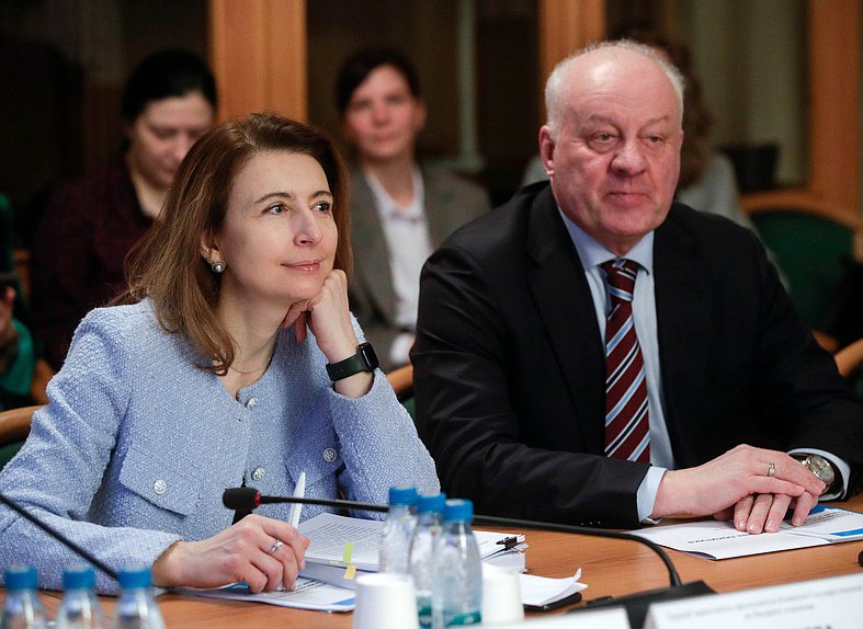 Заместитель Председателя Комитета по бюджету и налогам Ольга Ануфриева и член Комитета Игорь Шубин