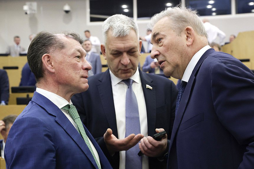Председатель Комитета по экономической политике Максим Топилин, Председатель Комитета по делам национальностей Владимир Иванов и член Комитета по физической культуре и спорту Владислав Третьяк