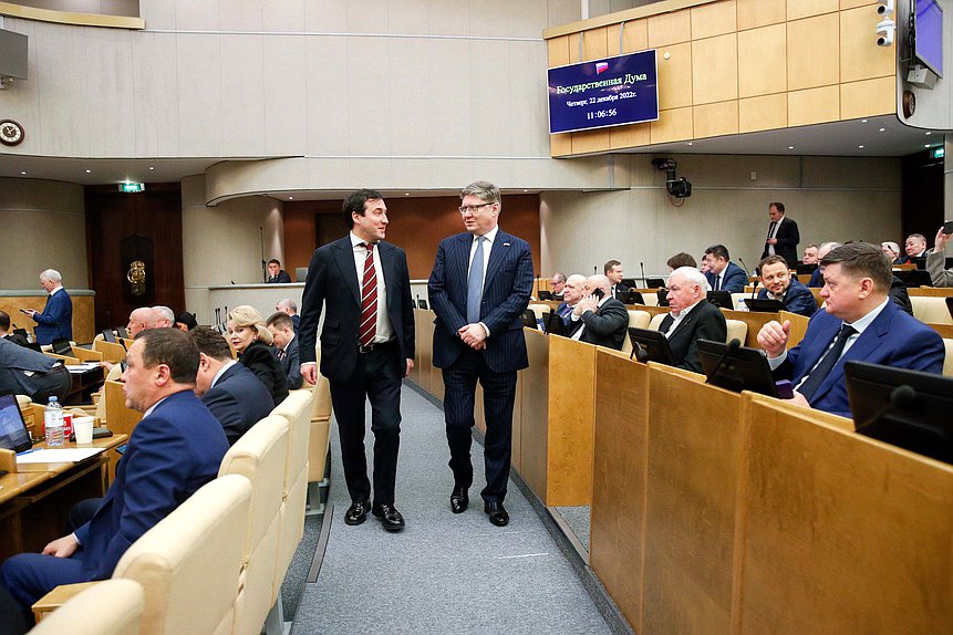 Первый заместитель Председателя Комитета по контролю Дмитрий Гусев и член Комитета по труду, социальной политике и делам ветеранов Андрей Исаев