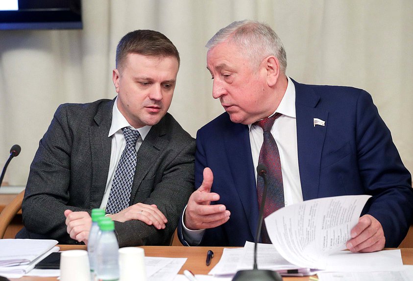 Председатель Комитета по федеративному устройству и вопросам местного самоуправления Алексей Диденко и Председатель Комитета по региональной политике и проблемам Севера и Дальнего Востока Николай Харитонов