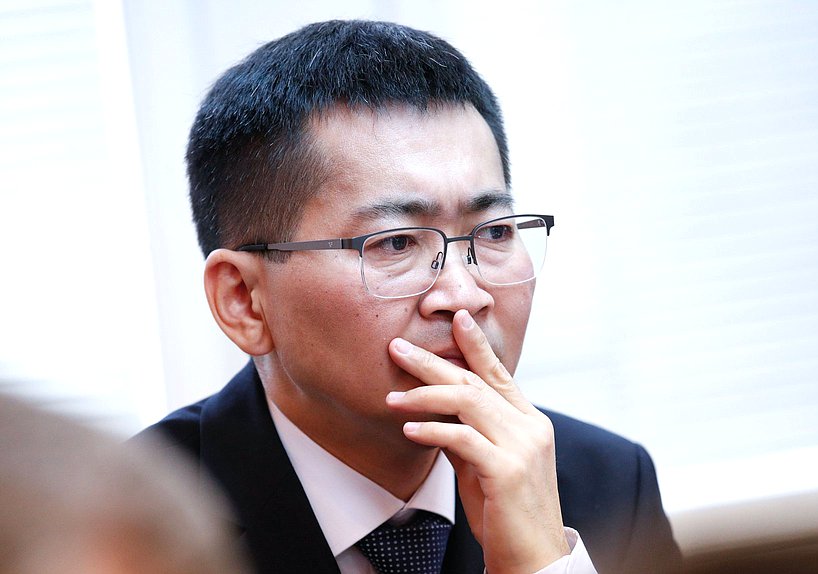 Член Комитета по экологии, природным ресурсам и охране окружающей среды Николай Будуев