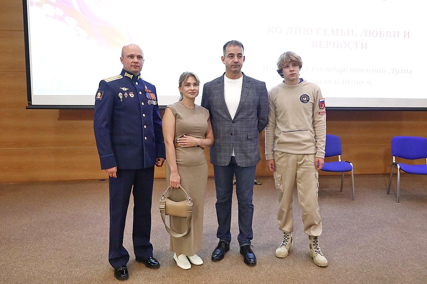 Первый заместитель Председателя Комитета по культуре Дмитрий Певцов (в центре)