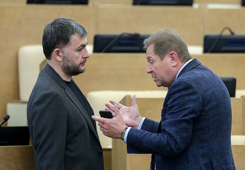 Заместитель Председателя Комитета по развитию гражданского общества, вопросам общественных и религиозных объединений Магомед Селимханов и заместитель Председателя Комитета по природным ресурсам, собственности и земельным отношениям Михаил Кузьмин