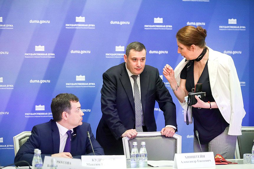 Заместитель Председателя Комитета по информационной политике, информационным технологиям и связи Максим Кудрявцев и Председатель Комитета Александр Хинштейн