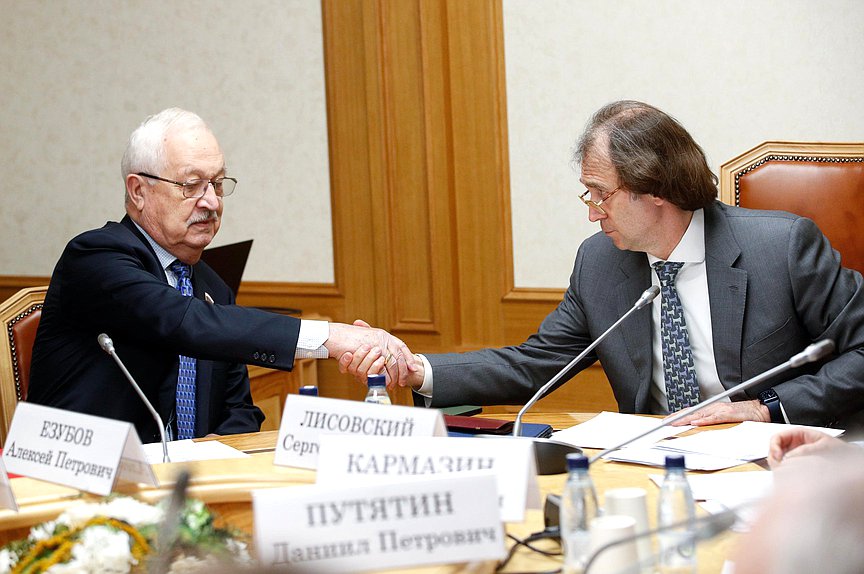 Члены Комитета по аграрным вопросам Алексей Езубов и Сергей Лисовский