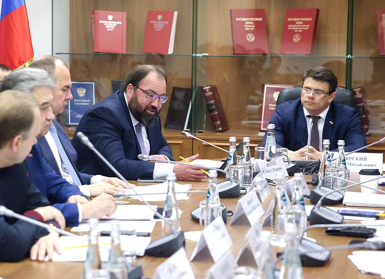 Министр цифрового развития, связи и массовых коммуникаций РФ Максут Шадаев и Председатель Комитета по информационной политике, информационным технологиям и связи Сергей Боярский