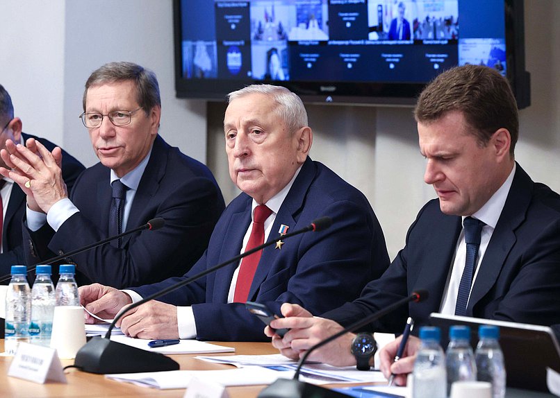 Заместитель Председателя Государственной Думы Александр Жуков, Председатель Комитета по развитию Дальнего Востока и Арктики Николай Харитонов и Министр по развитию Дальнего Востока и Арктики Алексей Чекунков