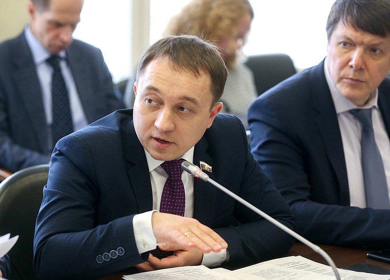 Член Комитета по государственному строительству и законодательству Олег Быков