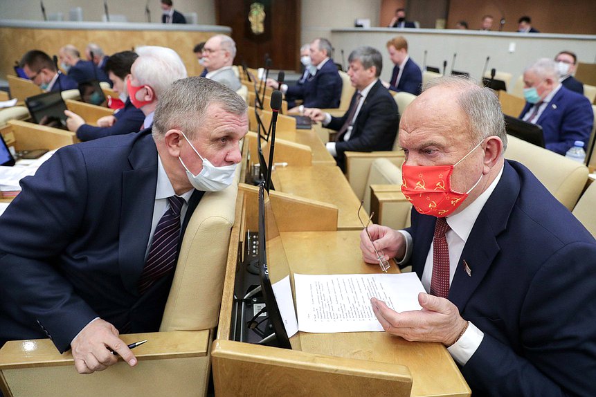 Первый заместитель Председателя Комитета по труду, социальной политике и делам ветеранов Николай Коломейцев и руководитель фракции КПРФ Геннадий Зюганов