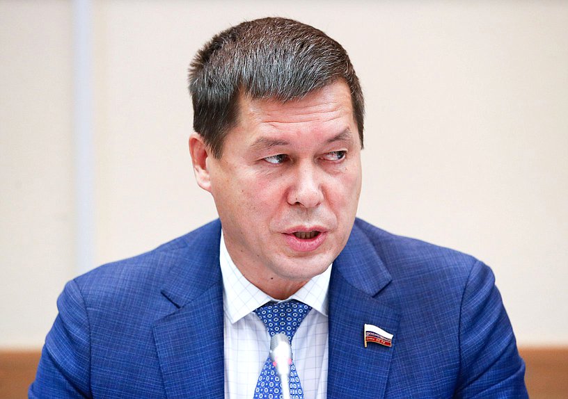 Член Комитета по экологии, природным ресурсам и охране окружающей среды Зариф Байгускаров