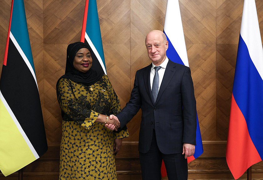 Заместитель Председателя Государственной Думы Александр Бабаков и Председатель Ассамблеи Республики Мозамбик Маргарида Аламуги Талапа