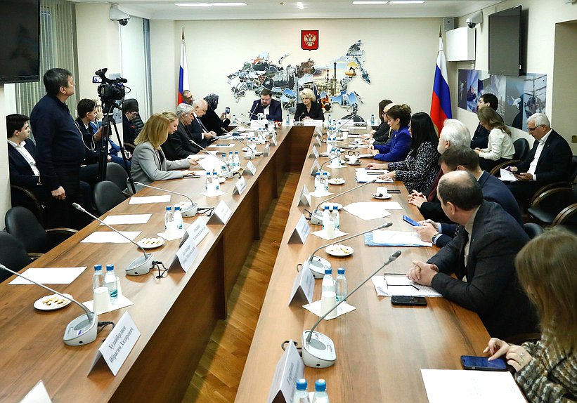 Круглый стол на тему защиты позиций русского языка в странах постсоветского пространства