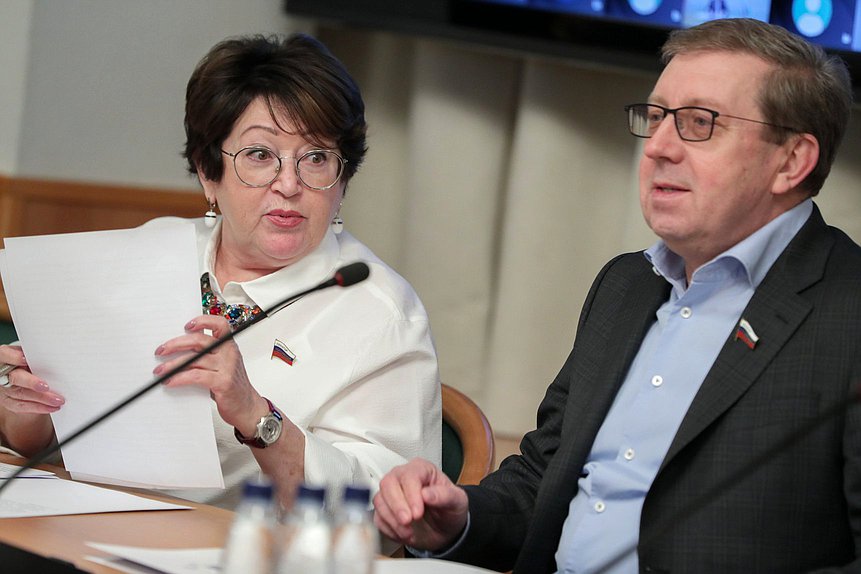 Сенаторы РФ Людмила Талабаева и Алексей Майоров