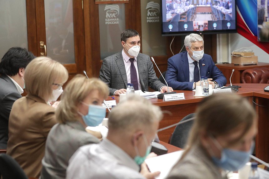 Председатель Комитета по охране здоровья Дмитрий Хубезов и Первый заместитель Председателя Комитета Леонид Огуль