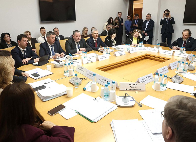 Заседание Комитета по труду, социальной политике и делам ветеранов с участием Министра труда и социальной защиты РФ Антона Котякова