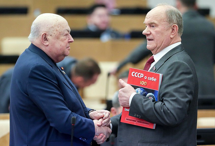 Член Комитета по строительству и жилищно-коммунальному хозяйству Владимир Ресин и руководитель фракции КПРФ Геннадий Зюганов