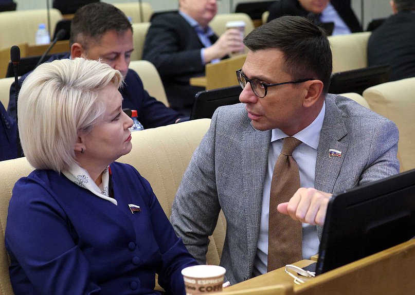 Член Комитета по просвещению Эльвира Аиткулова и член Комитета по промышленности и торговле Игорь Антропенко