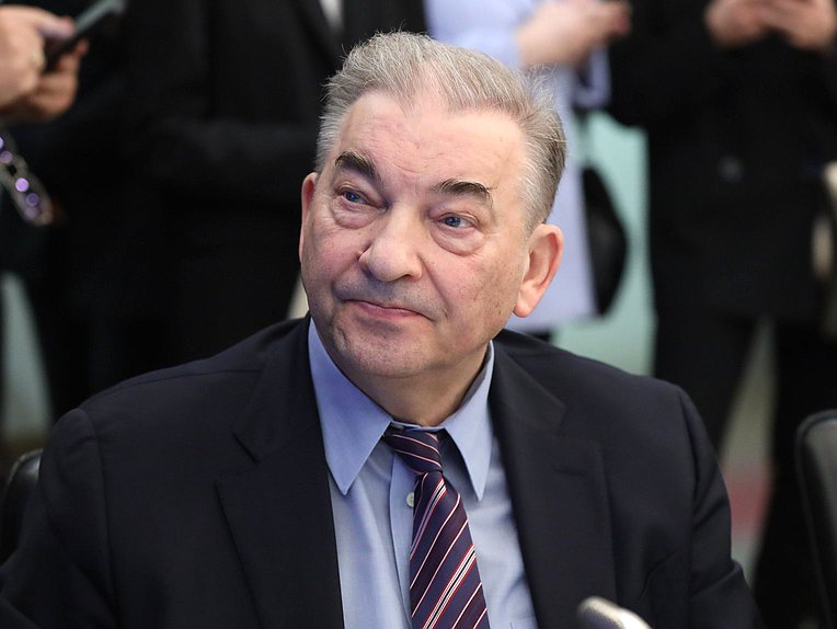 Член Комитета по физической культуре и спорту Владислав Третьяк