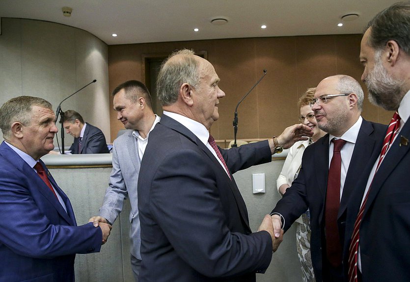 Руководитель фракции КПРФ Геннадий Зюганов и Председатель Комитета по развитию гражданского общества, вопросам общественных и религиозных объединений Сергей Гаврилов