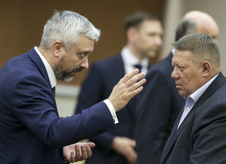 Член Комитета по международным делам Евгений Примаков и член Комитета по контролю и Регламенту Николай Панков