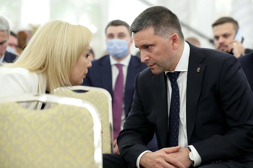 Депутаты от фракции «Единая Россия» Ольга Тимофеева и Дмитрий Кобылкин