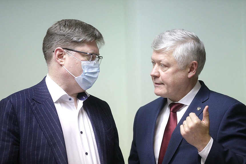 Член Комитета по труду, социальной политике и делам ветеранов Андрей Исаев и Председатель Комитета по безопасности и противодействию коррупции Василий Пискарев