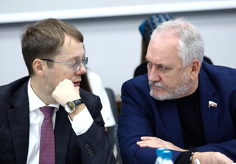 Член Комитета по бюджету и налогам Лев Ковпак и член Комитета по развитию Дальнего Востока и Арктики Павел Симигин