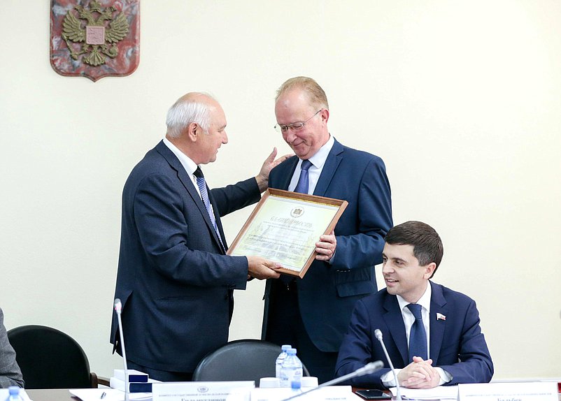 Председатель Комитета по делам национальностей Ильдар Гильмутдинов и член Комитета Александр Кравец