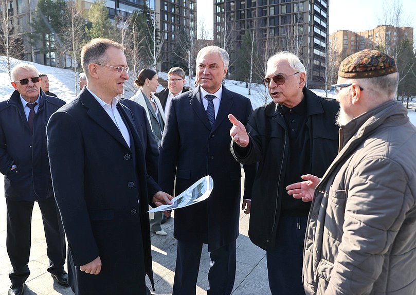 Помощник Президента РФ Владимир Мединский, Председатель Государственной Думы Вячеслав Володин, Генеральный директор киноконцерна «Мосфильм» Карен Шахназаров и скульптор, член-корреспондент Российской академии художеств Алексей Благовестнов