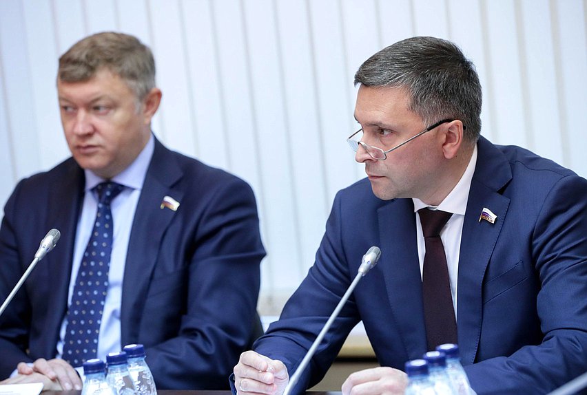Председатель Комитета по экологии, природным ресурсам и охране окружающей среды Дмитрий Кобылкин и заместитель Председателя Комитета Евгений Марков