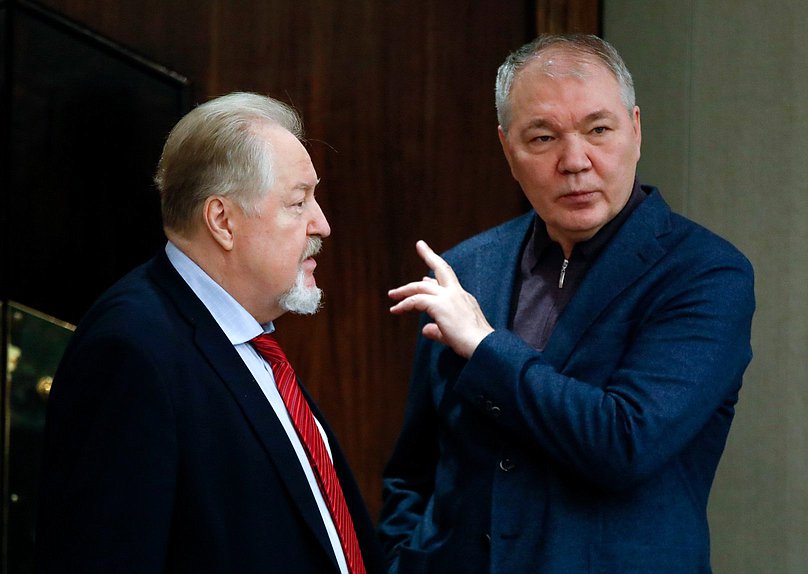 Заместители Председателя Комитета по развитию гражданского общества, вопросам общественных и религиозных объединений Сергей Обухов и Председатель Комитета по делам СНГ, евразийской интеграции и связям с соотечественниками Леонид Калашников