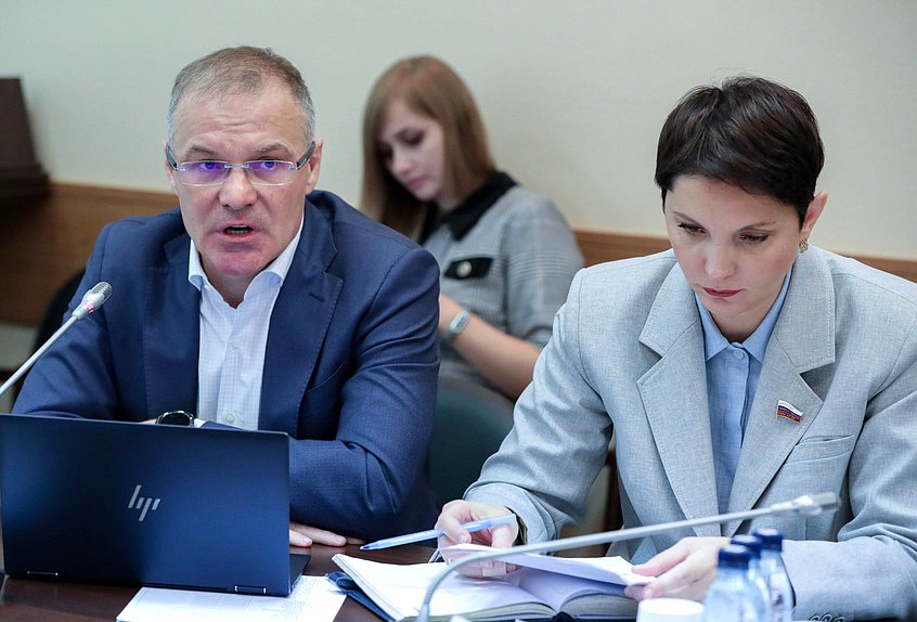 Заместители Председателя Комитета по экологии, природным ресурсам и охране окружающей среды Александр Коган и Жанна Рябцева