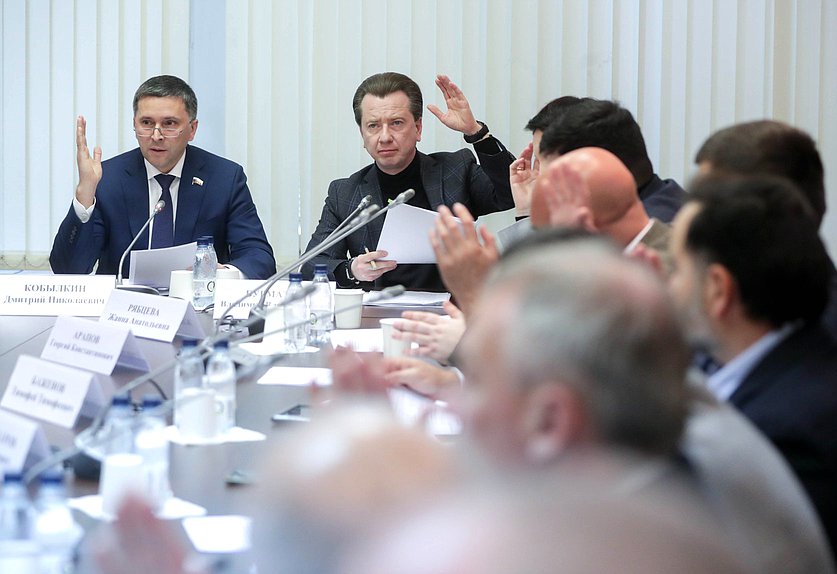 Председатель Комитета по экологии, природным ресурсам и охране окружающей среды Дмитрий Кобылкин и Первый заместитель Председателя Комитета Владимир Бурматов