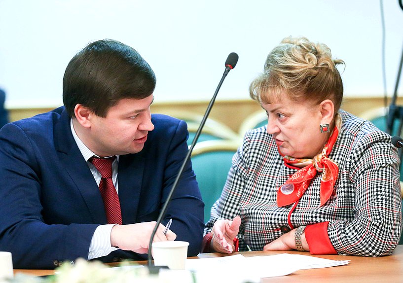 Член Комитета по транспорту и строительству Ольга Алимова и министр строительства и ЖКХ Саратовской области Дмитрий Тепин