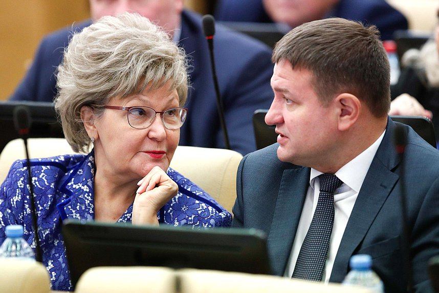 Член Комитета по вопросам семьи, женщин и детей Татьяна Ларионова и заместитель Председателя Комитета по промышленности и торговле Александр Дроздов