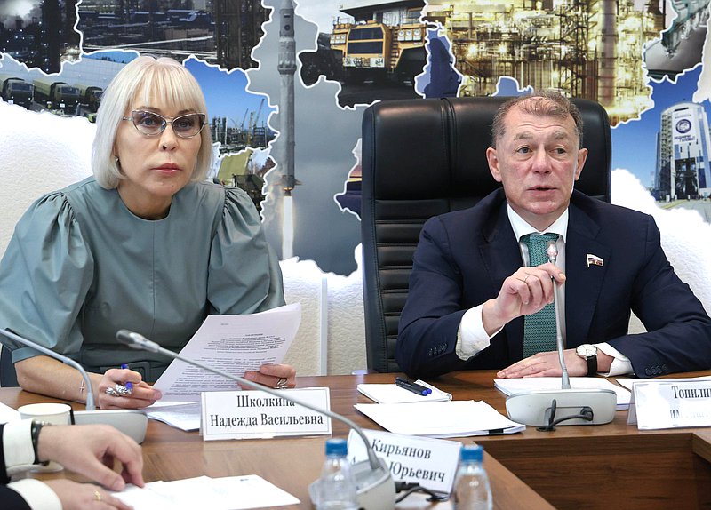 Председатель Комитета по экономической политике Максим Топилин и Первый заместитель Председателя Комитета Надежда Школкина