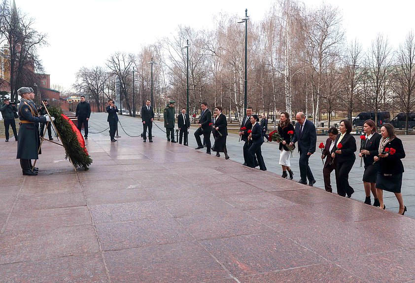 Председатель Жогорку Кенеша Киргизской Республики Марлен Маматалиев и члены делегации возложили цветы к Могиле Неизвестного солдата